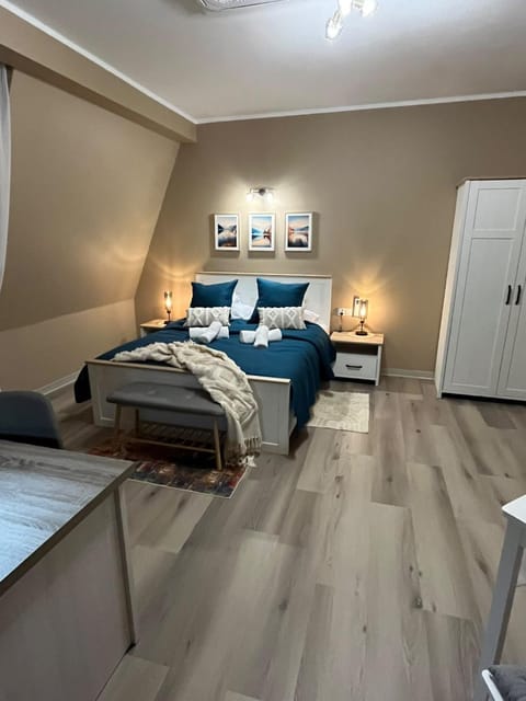 Bed, Photo of the whole room, Bedroom, towels, wardrobe