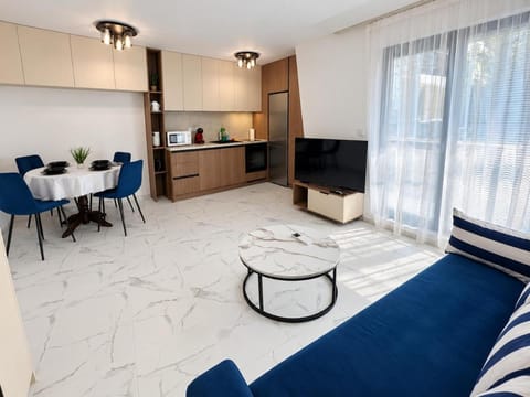 Communal lounge/ TV room, Seating area, Dining area, Bedroom, oven