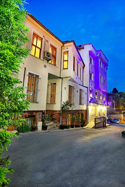 Facade/entrance, Night, Street view, Area and facilities