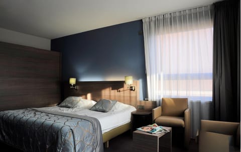 Bed, Photo of the whole room, Seating area, Bedroom