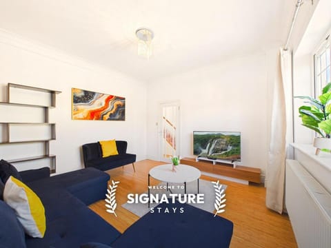 TV and multimedia, Living room, Seating area, Evening entertainment