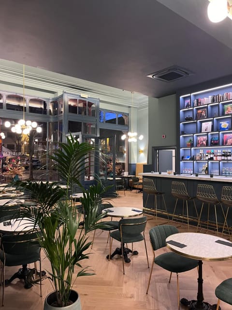 Restaurant/places to eat, Seating area