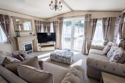 TV and multimedia, Living room, Seating area, Evening entertainment