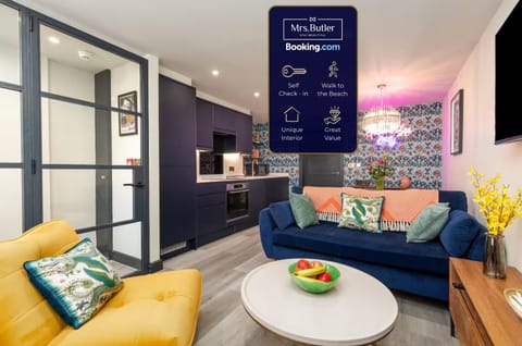TV and multimedia, Kitchen or kitchenette, Living room, Seating area, Dining area