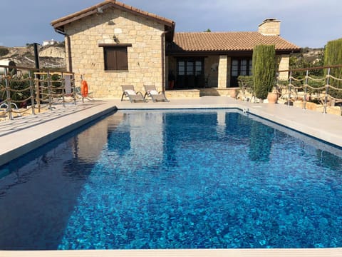 Property building, Day, Swimming pool, sunbed