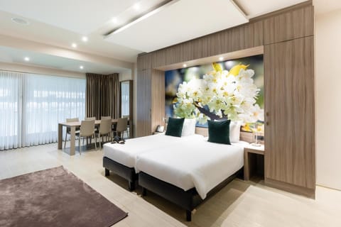 Photo of the whole room, Dining area, Bedroom