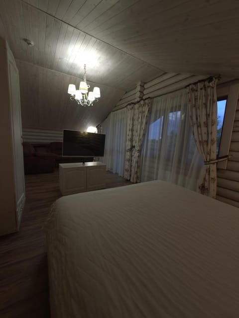 Bed, TV and multimedia, Photo of the whole room, Bedroom
