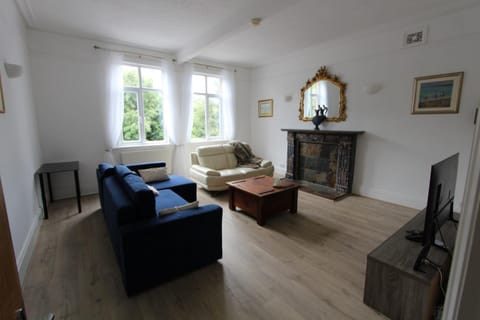 TV and multimedia, Living room, Seating area, Evening entertainment