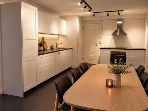 Kitchen or kitchenette, Dining area