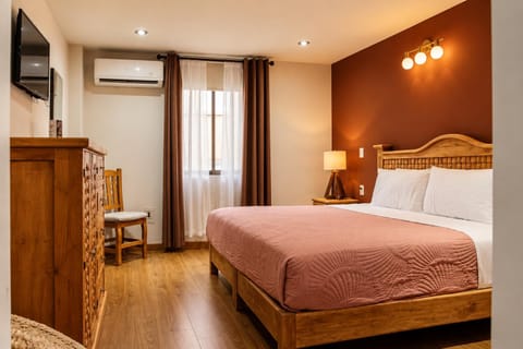 Bed, TV and multimedia, Living room, Photo of the whole room, Bedroom, air conditioner