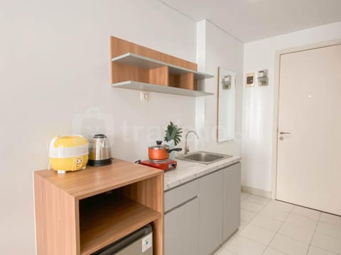 Kitchen or kitchenette, minibar, stove