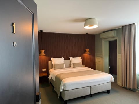 Bed, Photo of the whole room, Bedroom, air conditioner