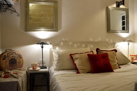Bed, Photo of the whole room, Decorative detail, Bedroom
