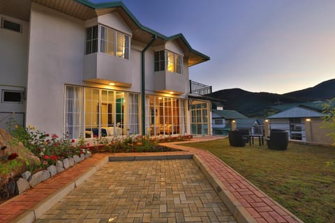 Facade/entrance, Garden, On site, Sunset