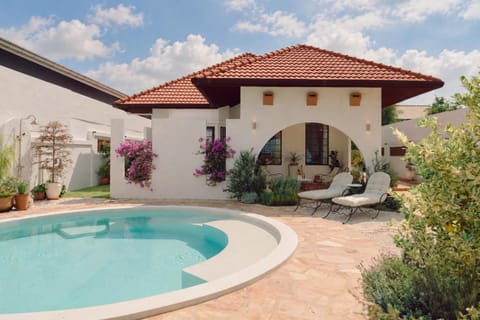 Property building, Patio, Day, Garden, Garden view, Pool view, Swimming pool, sunbed