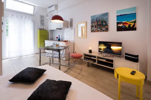 Communal lounge/ TV room, TV and multimedia, Decorative detail, Seating area, Bedroom