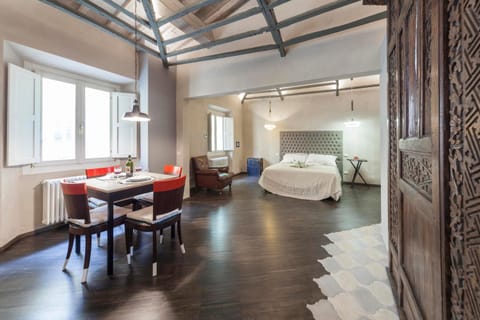 Kitchen or kitchenette, Photo of the whole room, Seating area, Bedroom, Pets, Certificate/Award, Inner courtyard view
