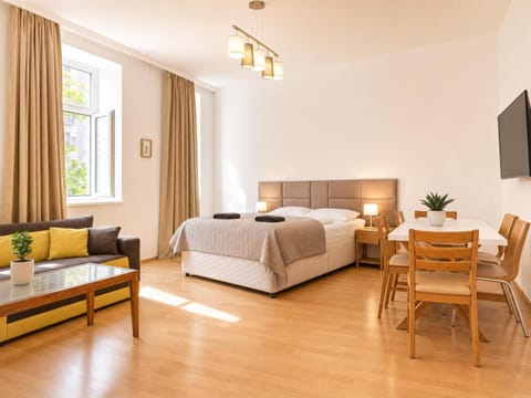 Property building, Bed, TV and multimedia, Seating area, Bedroom