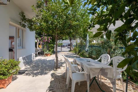 Garden, Dining area