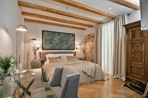 Bed, Photo of the whole room, Decorative detail
