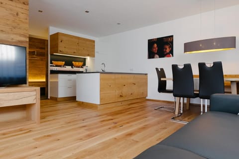 TV and multimedia, Kitchen or kitchenette, Living room, Seating area, Dining area