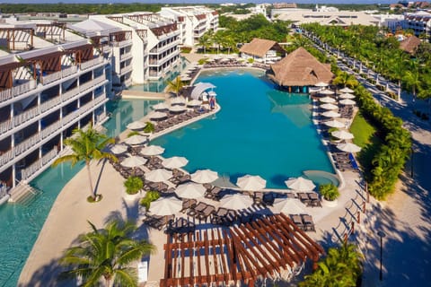 Spring, Day, View (from property/room), On site, Garden view, Pool view, Sea view, Swimming pool, Swimming pool, Drinks