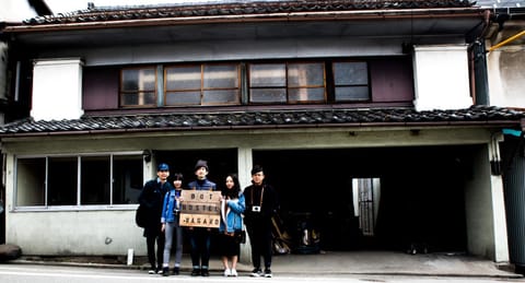 Staff, Facade/entrance, group of guests