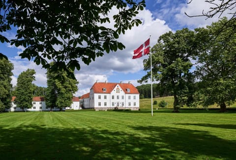 Property building, Facade/entrance, Natural landscape, Garden, Decorative detail, Area and facilities