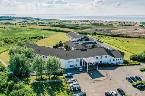 Property building, Natural landscape, Bird's eye view, Sea view, Location, Parking