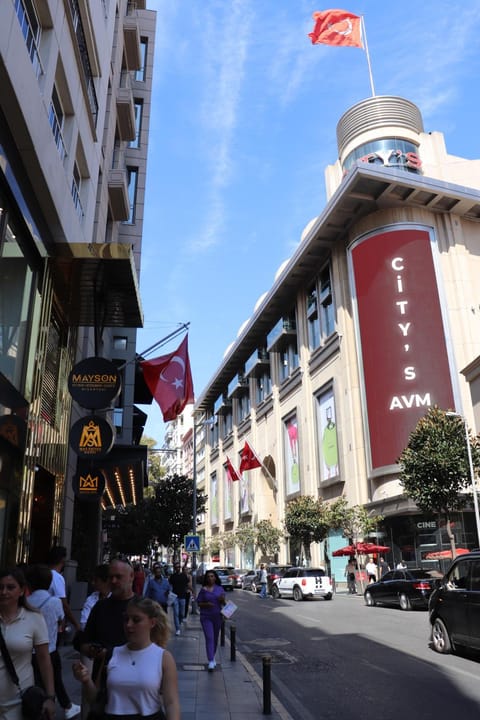 Property building, Day, People, Neighbourhood, Massage, Sauna, On-site shops, Steam room, Lobby or reception, Spa and wellness centre/facilities, Fitness centre/facilities, Business facilities, City view, Street view, Location, group of guests, Open Air Bath, Public Bath