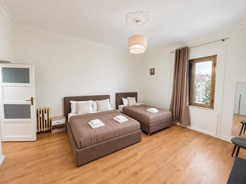 Bed, TV and multimedia, Photo of the whole room, Bedroom, towels