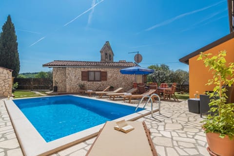 Shower, Patio, BBQ facilities, Garden, Seating area, Pool view, Swimming pool, Swimming pool