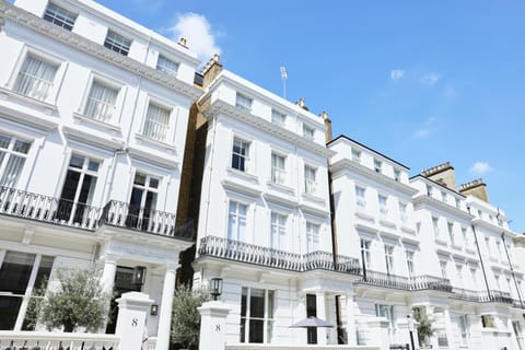 Nearby landmark, Facade/entrance, Day