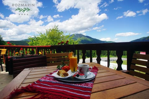 Restaurant/places to eat, Balcony/Terrace, Mountain view