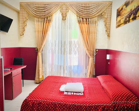 Bed, TV and multimedia, Photo of the whole room, Bedroom