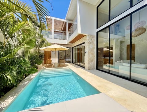 Property building, Patio, Day, Pool view, Swimming pool, sunbed