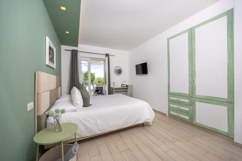 Bed, TV and multimedia, Photo of the whole room, Bedroom, wardrobe
