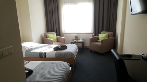 Shower, Toilet, TV and multimedia, Coffee/tea facilities, Photo of the whole room, Seating area