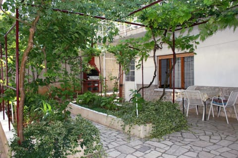 Location, children, Family