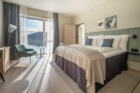 Bed, Bedroom, Lake view