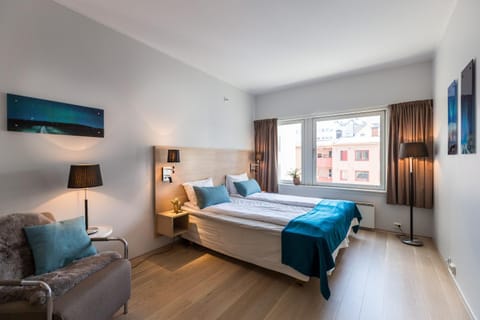 Bed, TV and multimedia, Living room, Photo of the whole room, Seating area, Bedroom