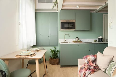 Kitchen or kitchenette, Living room, Seating area, Dining area, stove