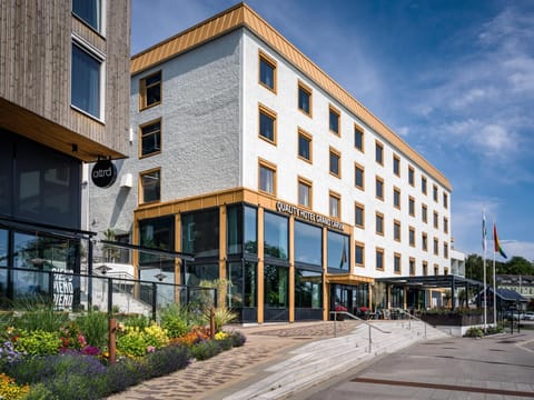 Property building, Spring, Day, Location