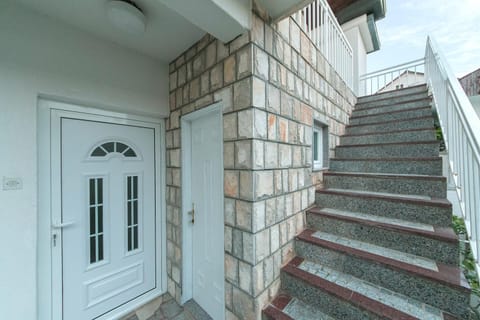 Location, children, Family