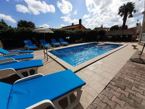 Swimming pool, Location, children, Family