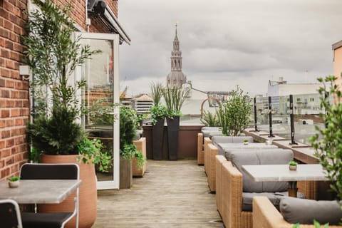 Restaurant/places to eat, Balcony/Terrace
