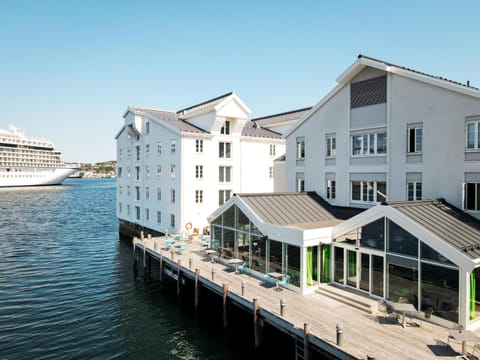 Facade/entrance, Bird's eye view