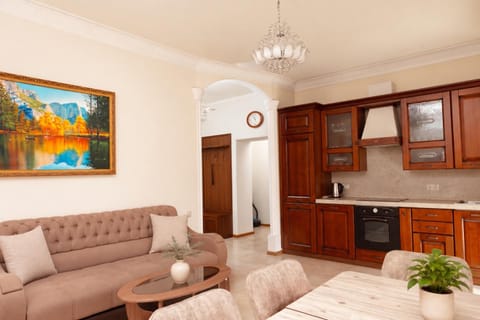 Kitchen or kitchenette, Living room, Seating area, Dining area, oven, stove