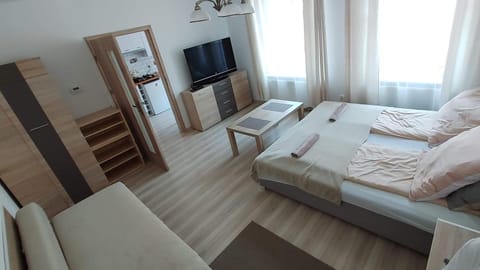 TV and multimedia, Photo of the whole room, Bedroom