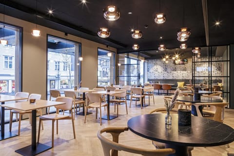 Restaurant/places to eat, Seating area